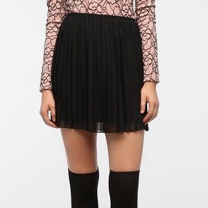 URBAN OUTFITTERS BLACK PLEATED MINI SKIRT